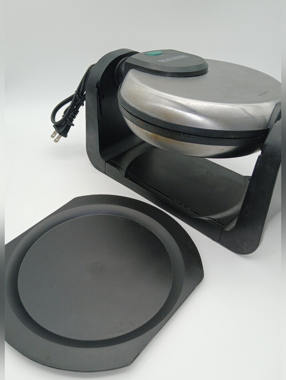 BLACK+DECKER Flip Waffle Maker WM1404S, 4 Belgian Waffles - Picture 6 of 6